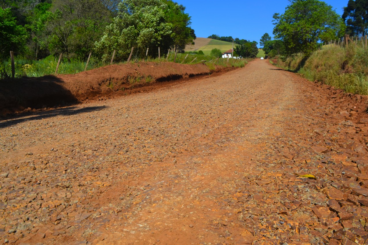 Manutenção de estradas beneficia comunidades de Charrua