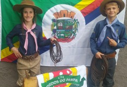 Prendinha e Piazito representam Charrua e a 7ªRT na 32ª Festa Campeira do Rio Grande do Sul-FECARS