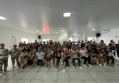 Grupo da terceira idade realiza encontro especial em homenagem ao Dia das Mães