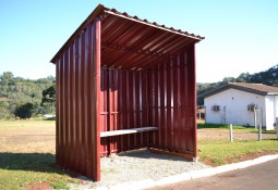 Secretaria de Obras de Charrua instala novas paradas de ônibus