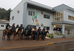 Charrua Recebe a Chama Crioula em Celebração à Tradição Gaúcha