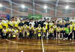 Escolinha de Futsal de Charrua recebe novos uniformes