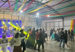 Baile da Semana Farroupilha reúne tradição e animação