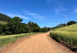 Obras de cascalhamento e manutenção seguem no interior de Charrua