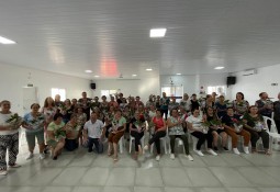 Grupo da terceira idade realiza encontro especial em homenagem ao Dia das Mães