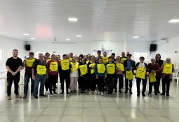 Maio Amarelo promove integração e conscientização com grupo da terceira idade de Charrua