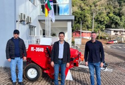 Prefeitura de Charrua adquire nova enfardadeira para fortalecer o atendimento aos produtores rurais